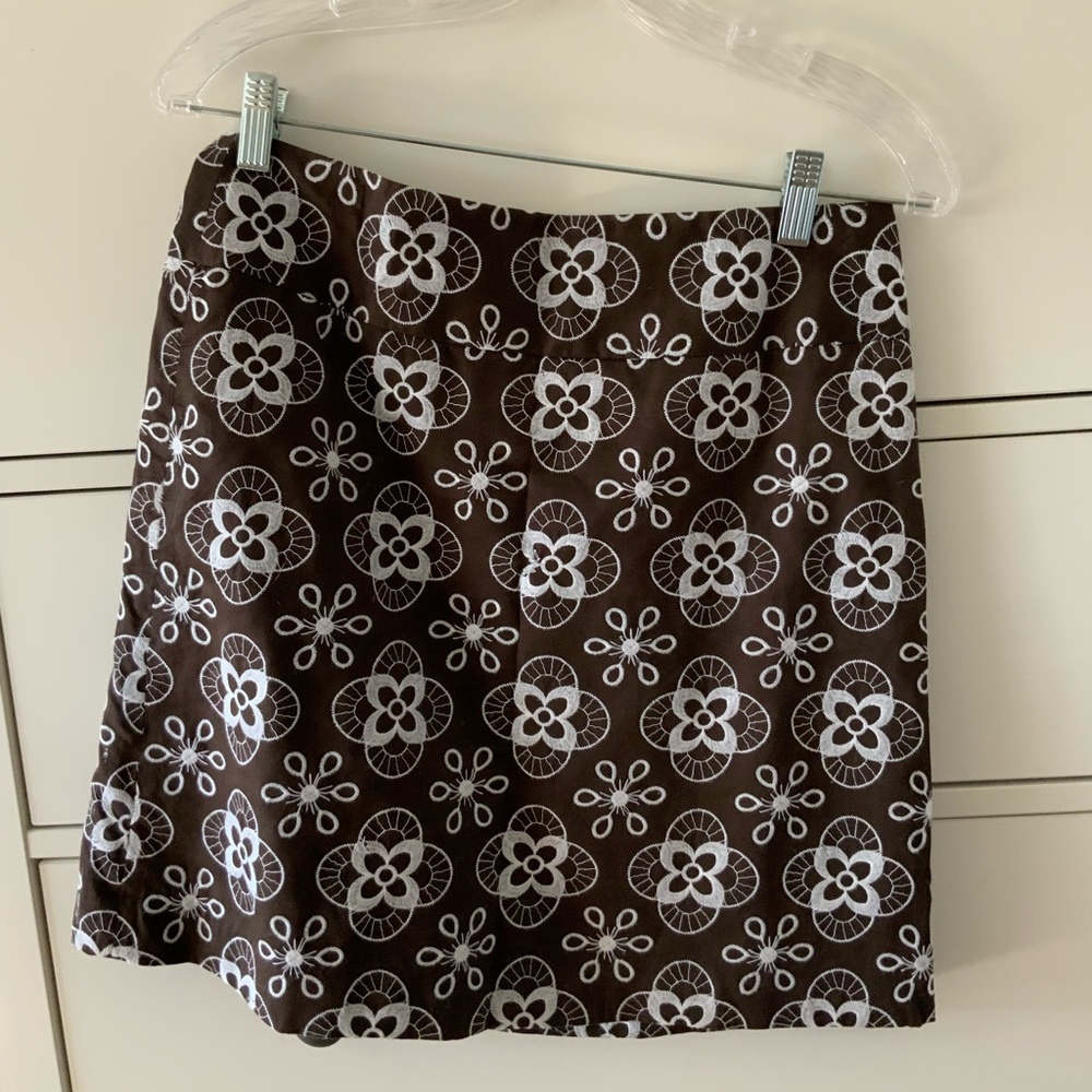 Adorable skirt. Brown with cute detail, size 2. Perfect condition- like new.